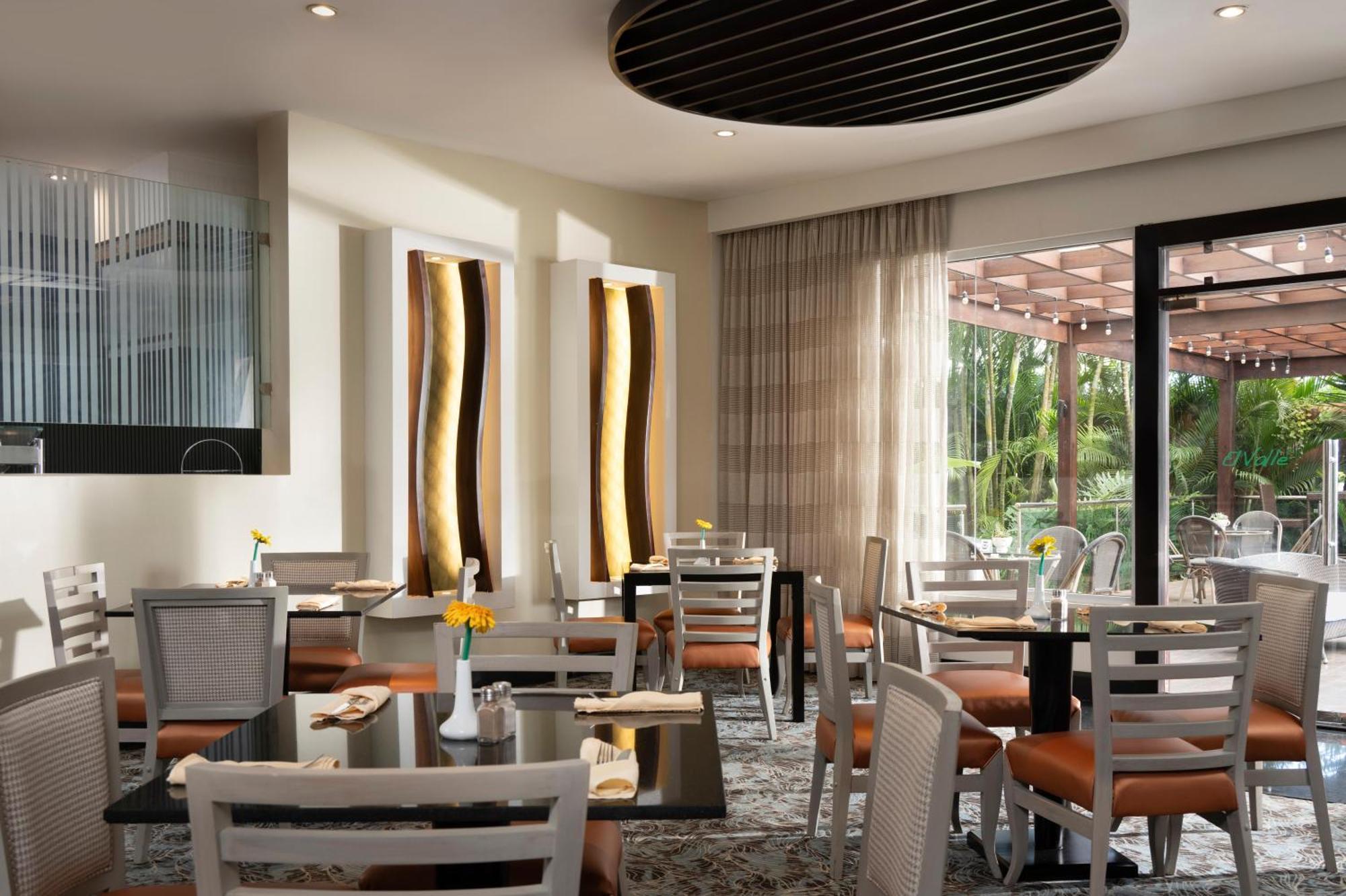 Hodelpa Garden Court Hotel Santiago De Los Caballeros Exterior photo